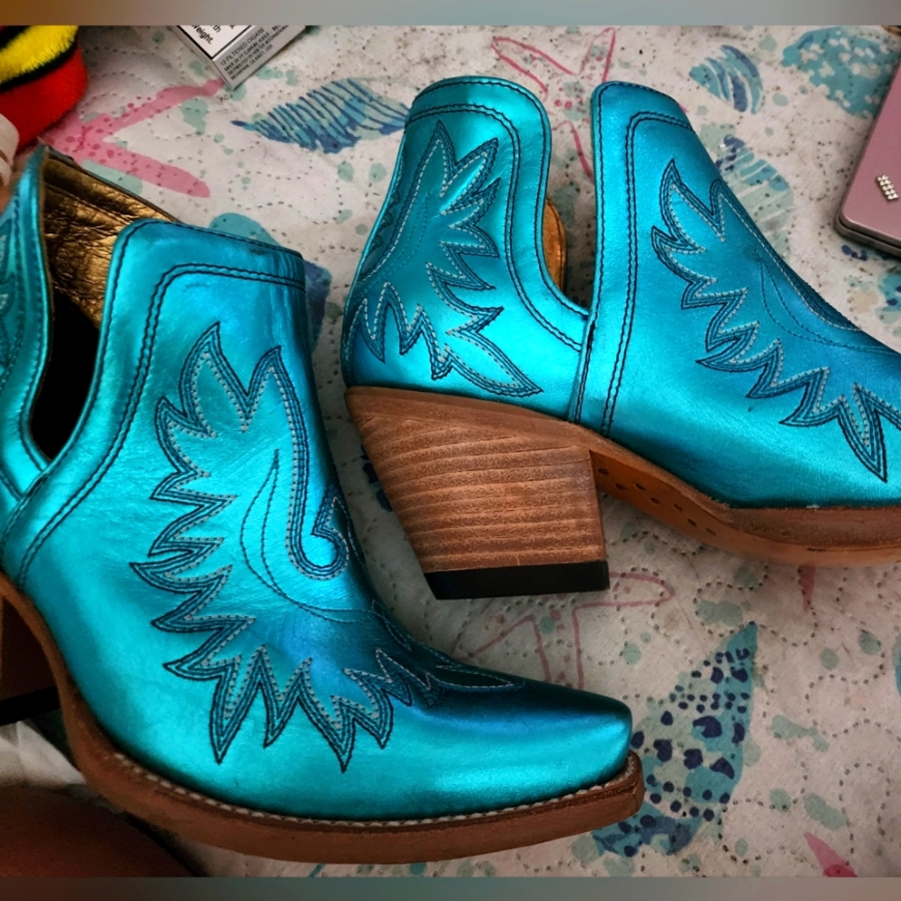 Ariat Blue Ankle Boots bootie Embroidered Design turquoise blue RARE size 7.5